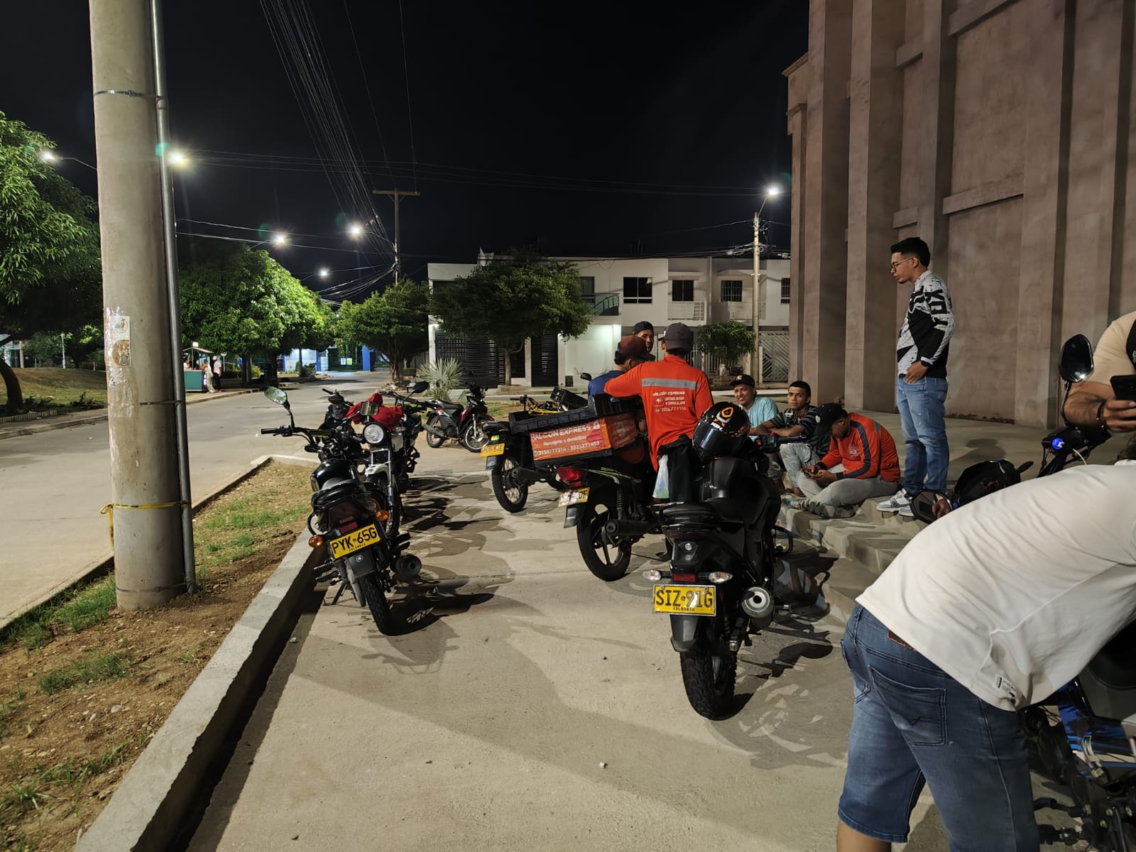 Equipo Halcón Express reunido en un punto de atención en Valledupar